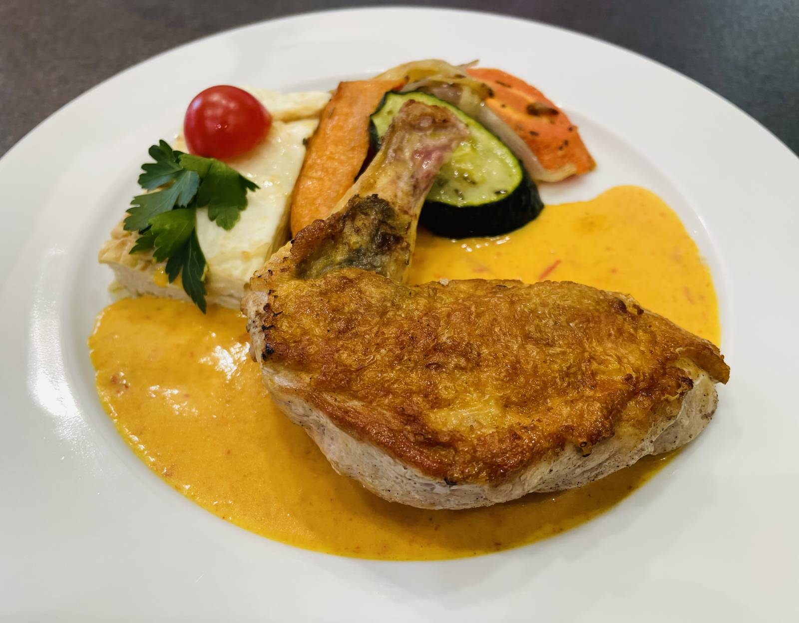 Filet de Poulet aux Tomates conﬁtes & Sauce Crème & Parmesan 