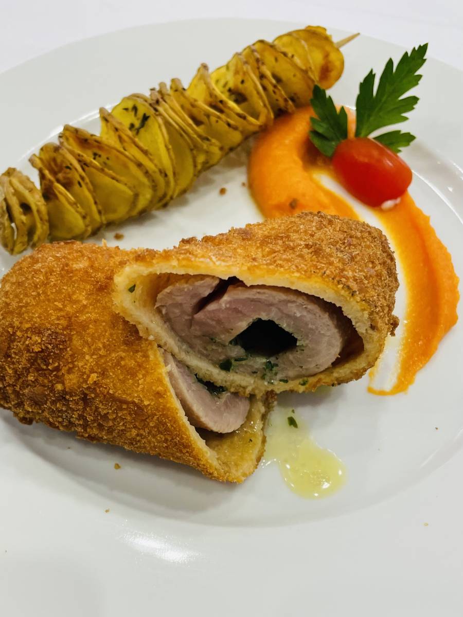 Veau croustillant et son beurre persille Tourbillon pomme de Terre et purée de patate douce à l'Orange 