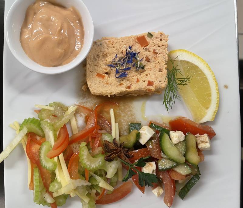 Terrine de Saumon aux Petits Légumes & sa Sauce Cocktail accompagné de sa Salade Grecque 