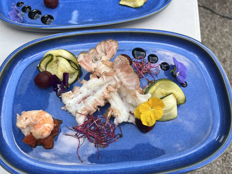 elles Langoustines rôties & pickles de Betterave à la Cardamome, Courgette & Poivrons rôtis