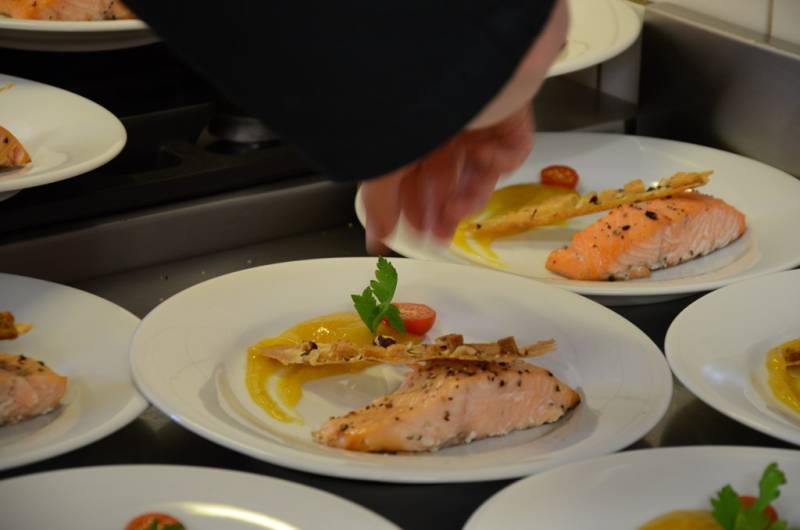 Saumon mi-fumé mi-cuit, tuile aux Noisettes et son Chutney de Mangue